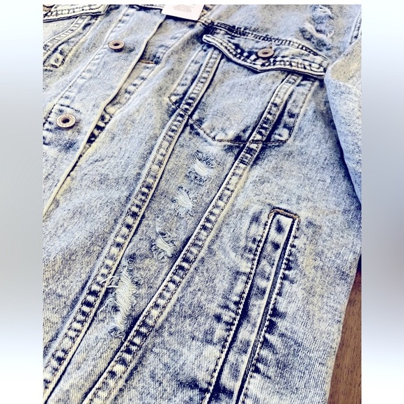 Canton Walker Women's acid washed distressed jean jacket with black lace back L - Picture 11 of 17